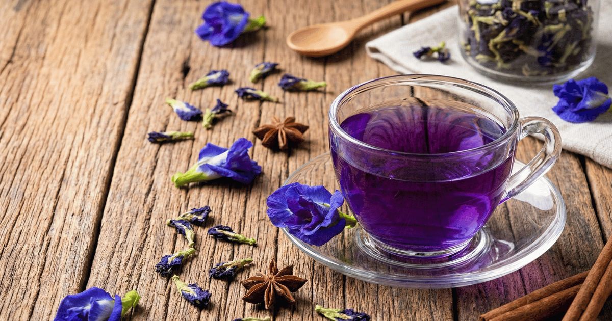 Perché il tè viola è la prossima grande tendenza nelle bevande per il benessere: colore magnetico, rituali nuovi e un sapore che non ti aspetti