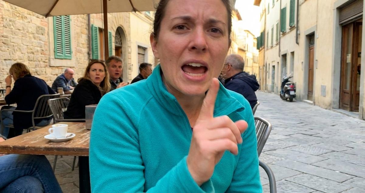 psicologia-cosa-significa-quando-una-persona-sempre-interrompe-gli-altri