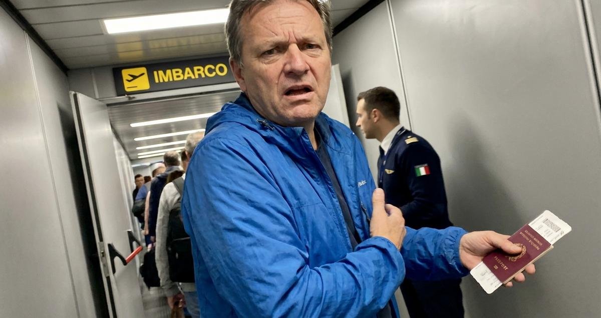 assistenti-volo-leggere-passeggeri-boarding